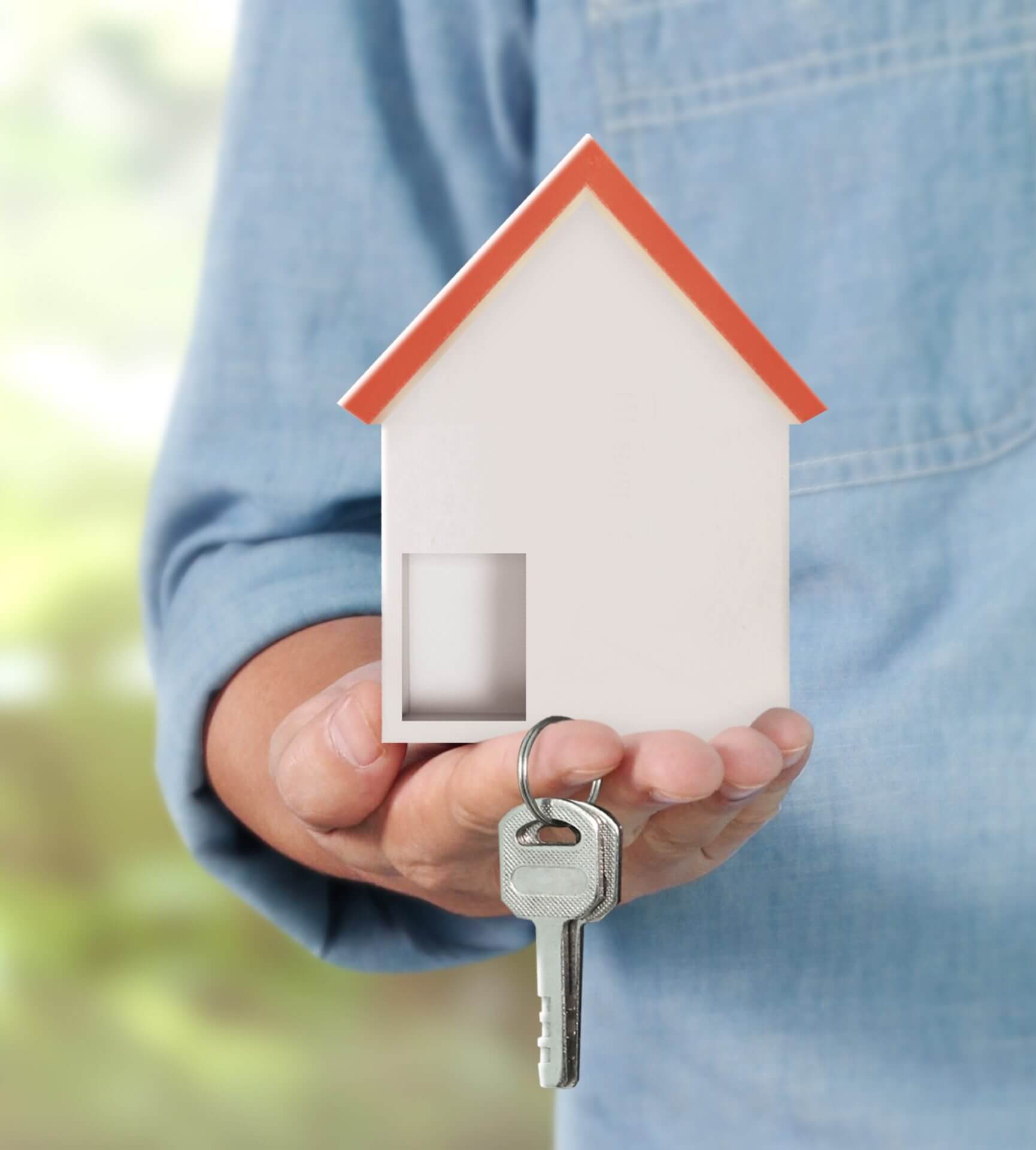 Man holding house and keys